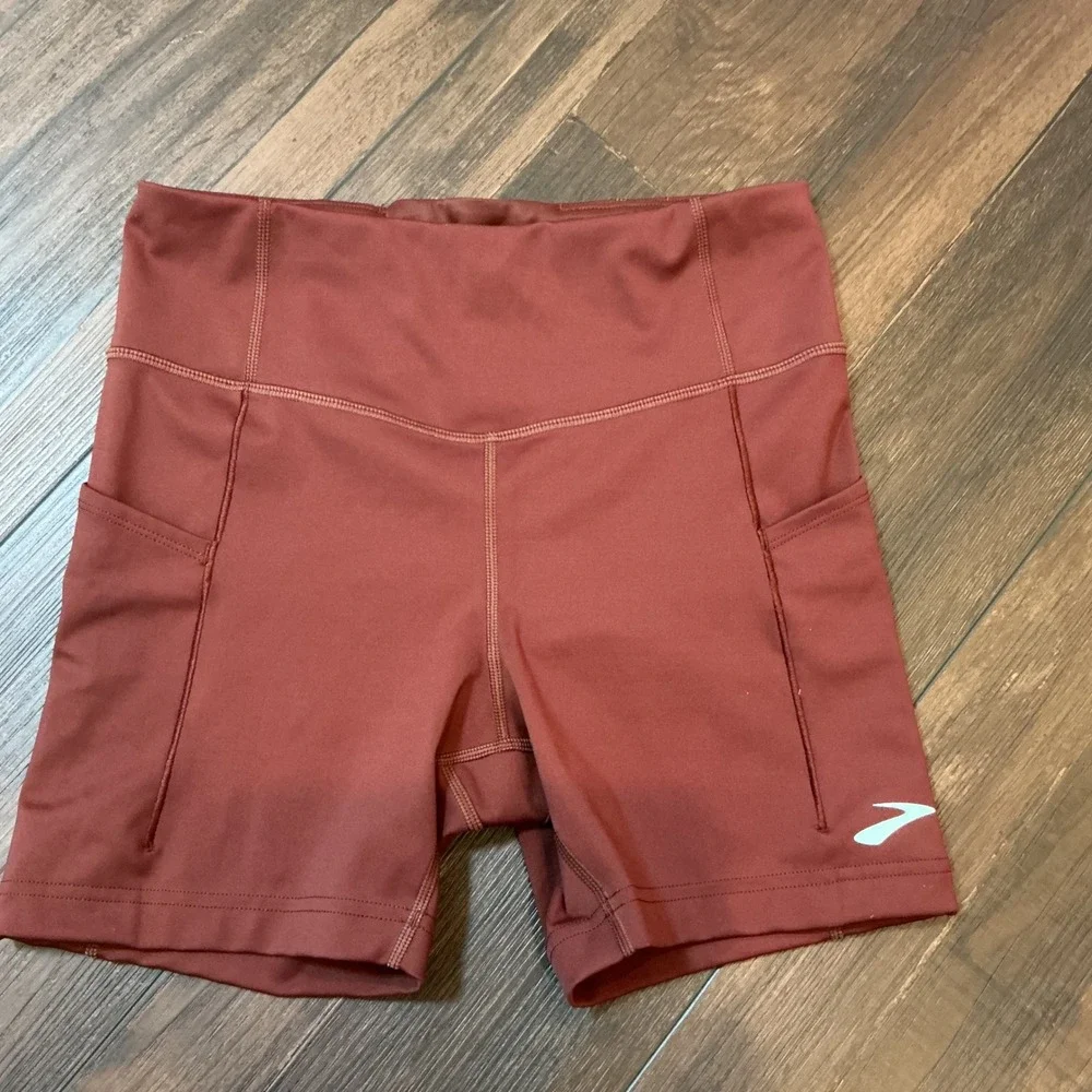 Brooks Method Running Shorts Terracotta Rust High Rise Pockets Size M Athletic